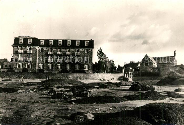 Ploumanach La Plage l’Oratoire Saint Guinec et l’Hotel Beau Site