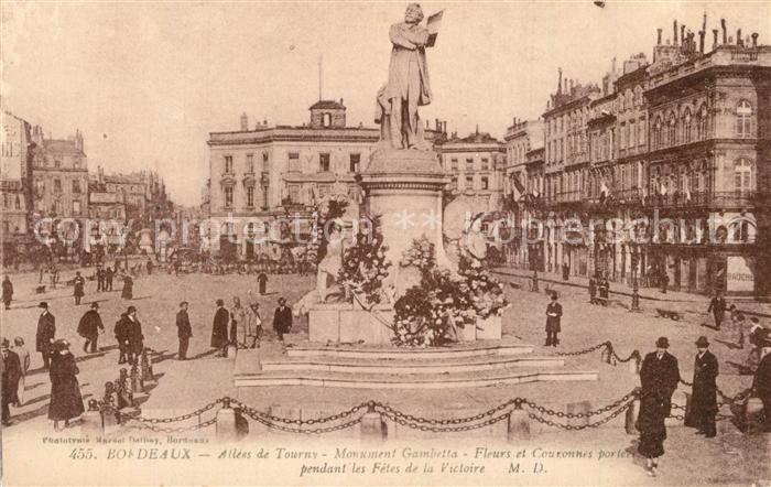 Bordeaux Allees de Tourny Monument Gambetta Fleurs et Couronnes portee pendant l