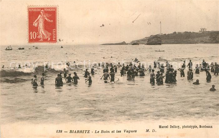 Biarritz Pyrenees Atlantiques Le Bain et les Vagues