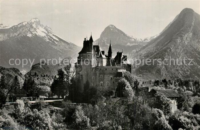 Menthon-Saint-Bernard Chateau et montagnes des Bauges Alpes