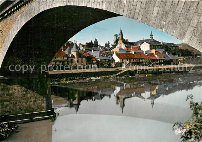 Argentat Le quai et les vieilles maisons au bord de la Dordogne