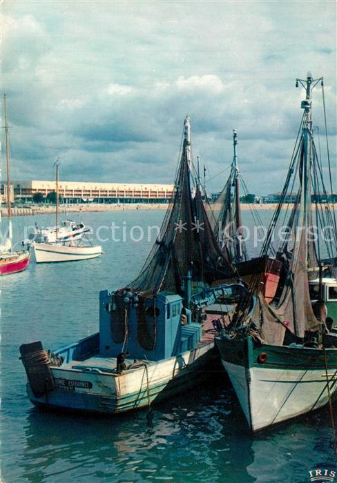 Royan 17 Le port bateaux de pêche au fond le front de mer