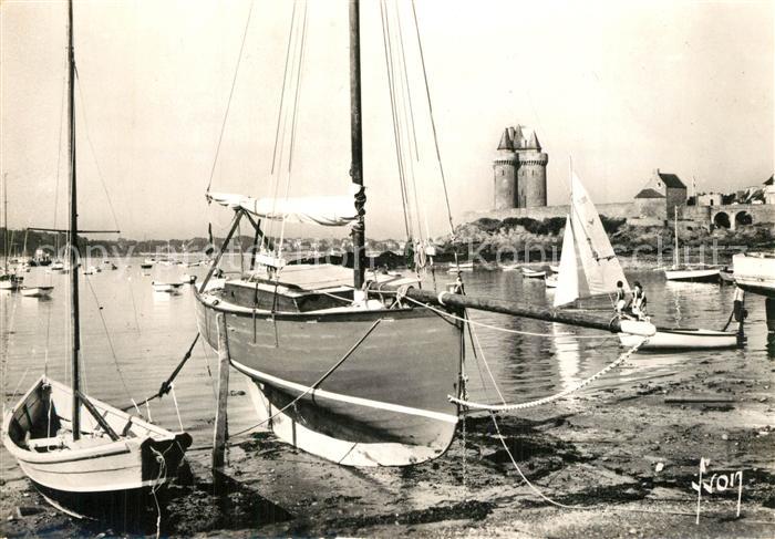 Saint-Malo 35 Bateaux de pêche au mouillage et la Tour Solidor