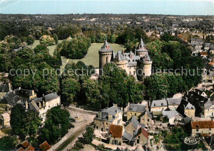 Combourg Chateau et Place Chateaubriand vue aérienne