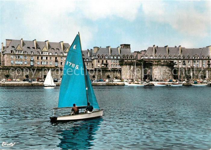 Saint-Malo 35 Voilier devant les remparts