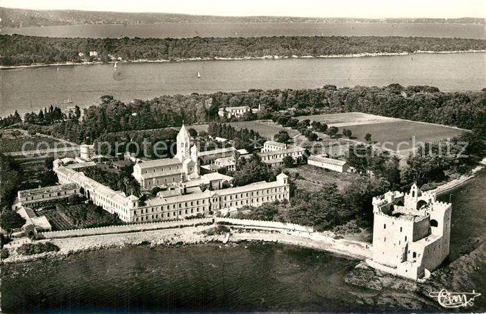 Saint Honorat Abbaye de Saint Honorat au fond Ile Sai