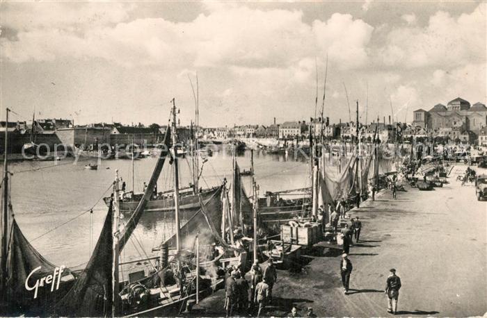 Concarneau Finistere Les quais et le port bateaux de pêche