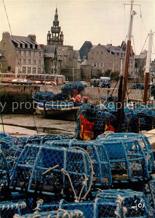 Roscoff Les casiers a langouste sur le port