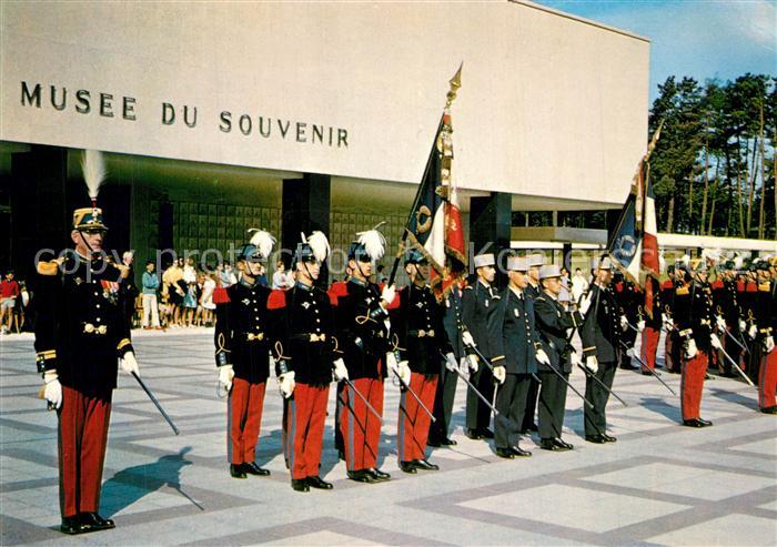Saint Cyr Coetquidan Ecole militaire Drapeaux des Ecoles au cours d une prise d'