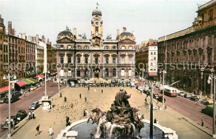 Lyon France La fontaine Bartholdi la place des Terreaux et l’Hotel de Ville
