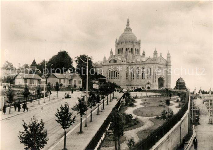 Lisieux Avenue de la Basilique et la Basilique