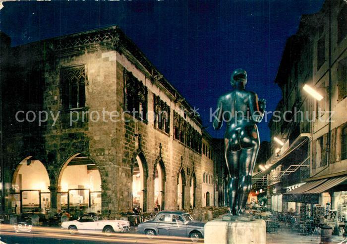 Perpignan La Loge de mer Vue de nuit au premier plan Statue de Maillol La Venus
