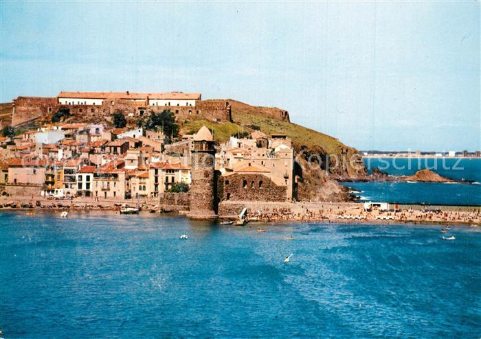 Collioure Vue d’ensemble au 1er plan Eglise forti