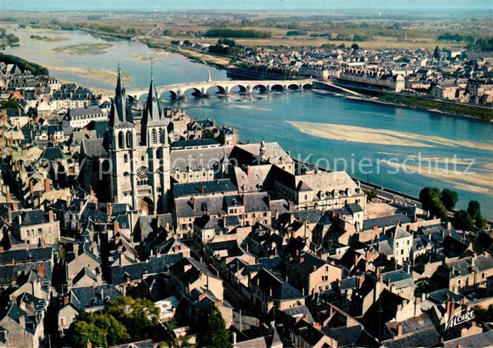 Blois 41 Vue aerienne sur la ville avec l’eglise Saint Nicolas et sur la Loire a
