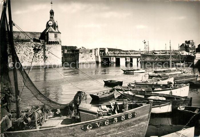 Concarneau Finistere Bateaux dans le Port La Ville Close et le Beffroi