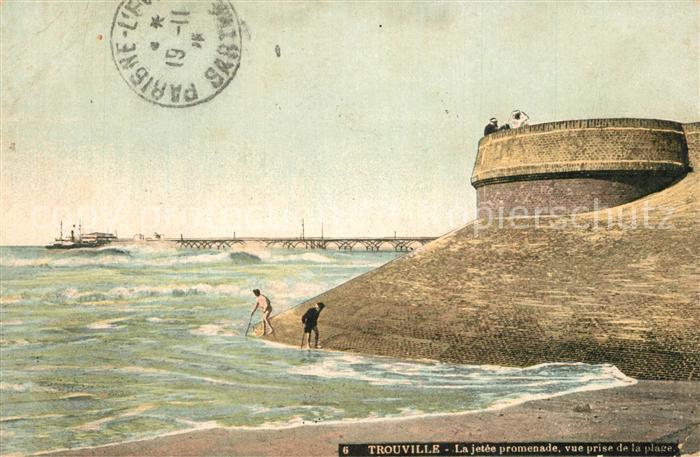 Trouville-Deauville La jetee promenade vue prise de la place