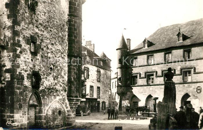 Salers La Place Maison de Flaujac Rue des Nobles