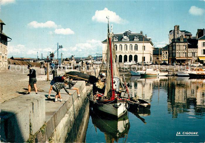 Honfleur Hotel de Ville et le bassin
