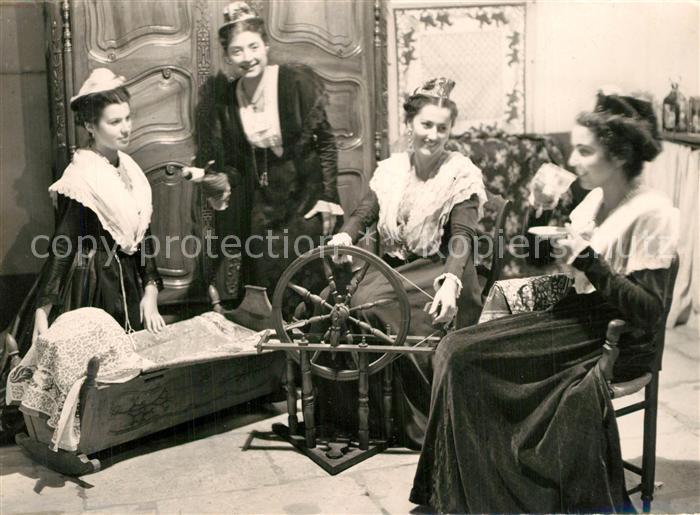 Arles Bouches-du-Rhone Arlesienne en visite