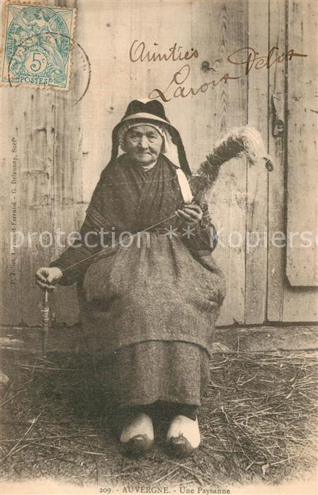 Auvergne Region Une Paysanne vielle femme rouet