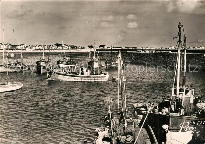 Quiberon Morbihan Port Maria et la digue bateaux de pêche