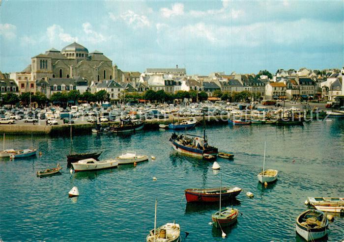 Concarneau Finistere Le port et l'Eglise