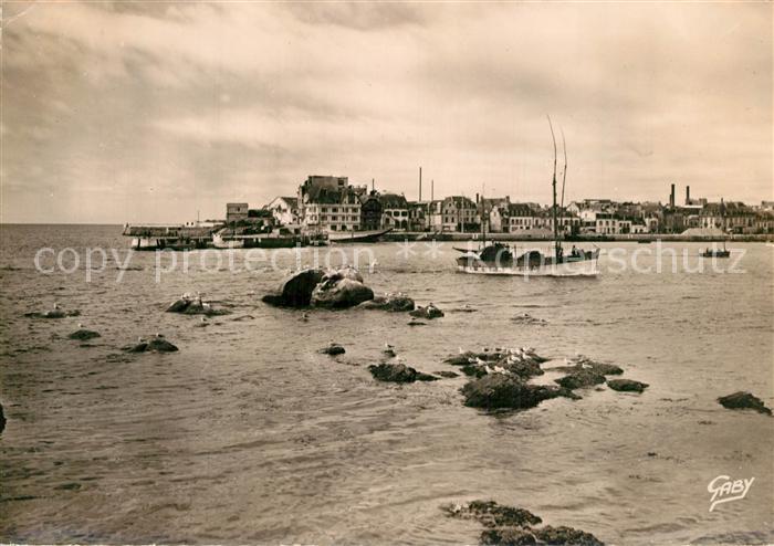 Concarneau Finistere Thonier a moteur rentrant au port Groupe de Mouettes
