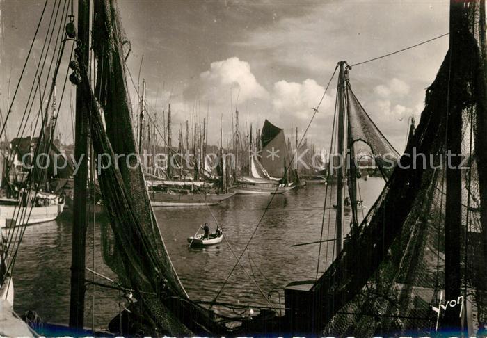 Concarneau Finistere Thonniers au port Bateaux de pêche