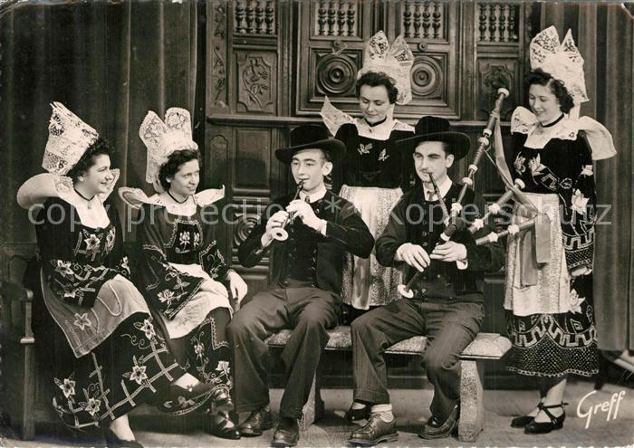 Concarneau Finistere Cercle Celtique Sonneurs de biniou et bombarde Coiffes et C