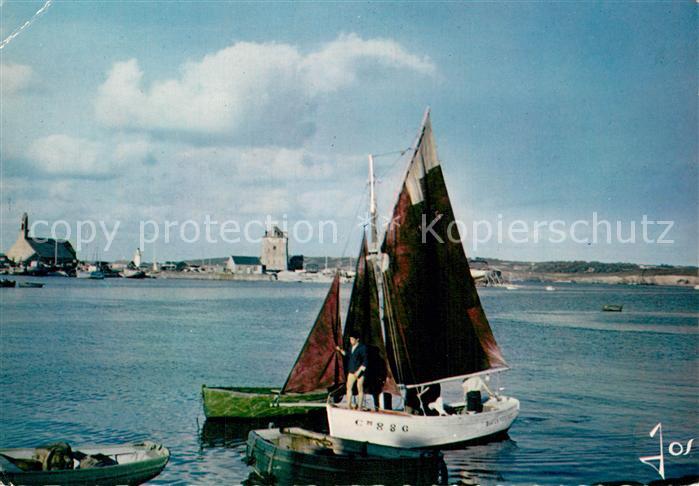 Camaret-sur-Mer Petit voilier devant la Tour Vauban Cha