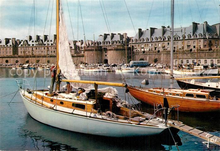 Saint-Malo 35 Les yachts devant les remparts