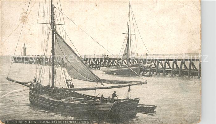 Trouville-Deauville Bateau de peche sortant du port
