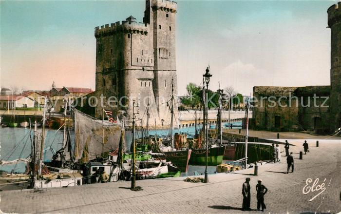 La Rochelle Charente-Maritime Un coin du Port et la Tour Saint Nicola