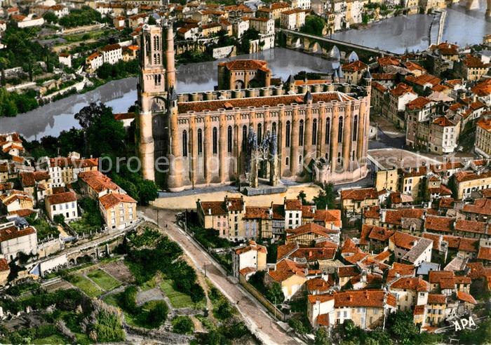 Albi Tarn Vue aerienne sur la Basilique Ste Cecile et le Vieil Albi