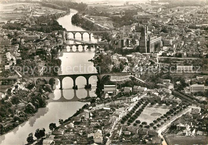 Albi Tarn Vue aerienne sur la Basilique Sainte Cecile la Ville le Tarn et les Po