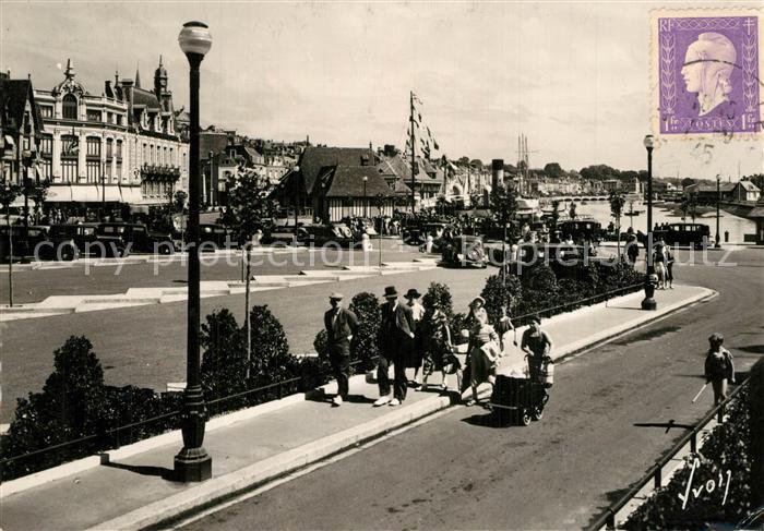 Trouville-Deauville Le boulevard Fernand Moureaux et la Touques vus du Casino