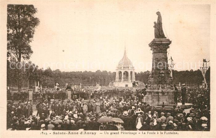Sainte-Anne-d Auray Pelerinage Foule a la Fontaine