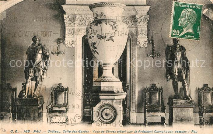 Pau 64 Chateau Salle des Gardes Vase de Sevres