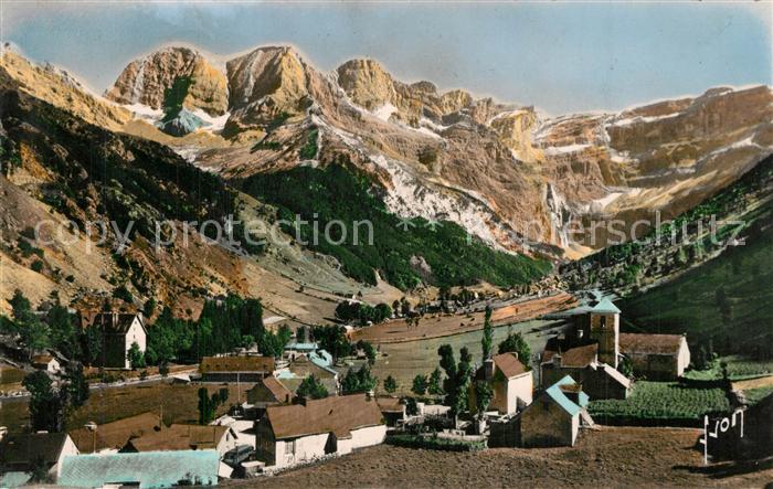 Cirque-de-Gavarnie Panorama du village au fond Massif du Marboré et le cirque