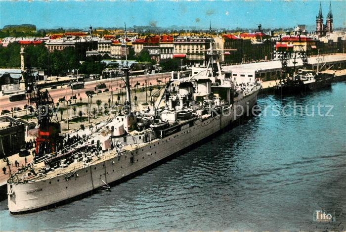 Bordeaux Croiseur devant les Quinconces