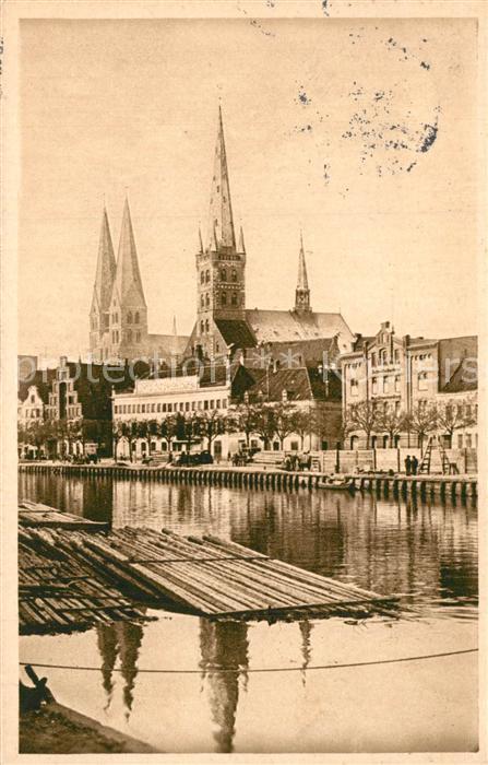Luebeck Partie an der Obertrave mit Petrikirche und Marienkirche