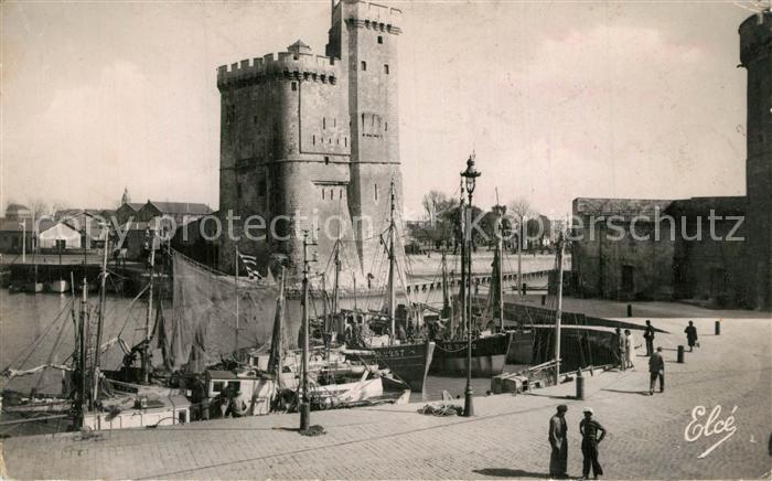 La Rochelle Charente-Maritime Coin du port et la Tour Saint Nicolas Bateaux