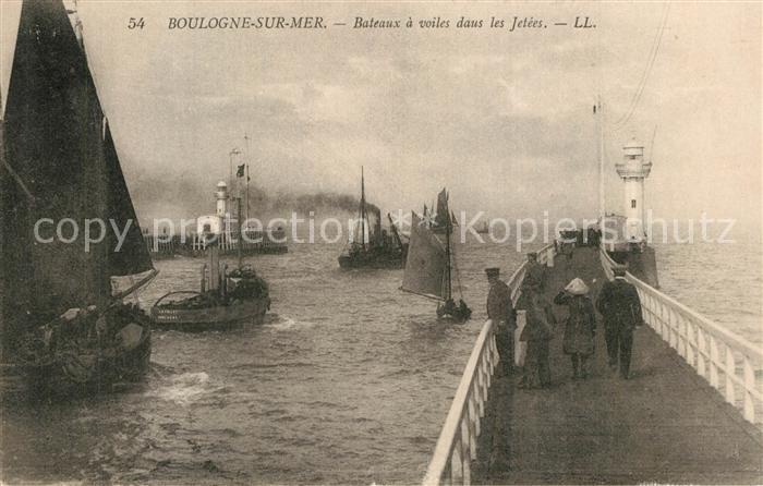 Boulogne-sur-Mer Bateaux a voiles dans les Jetees