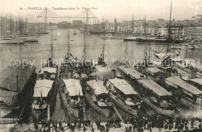 Marseille Bouches-du-Rhone Torpilleurs dans le Vieux Port