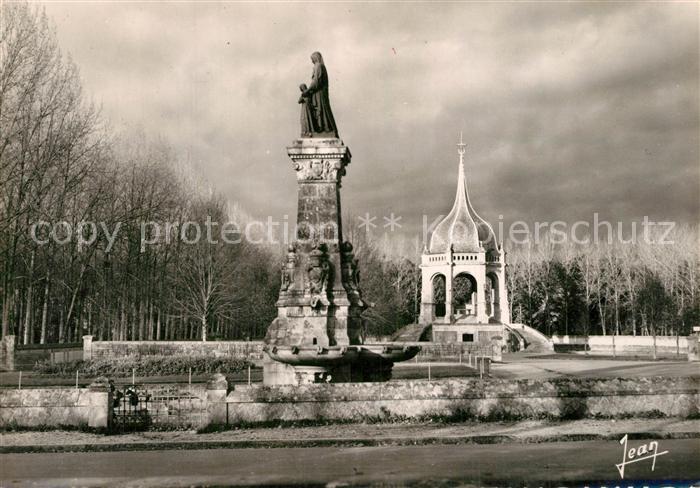 Sainte-Anne-d Auray La fontaine de Ste Anne au fond le monu