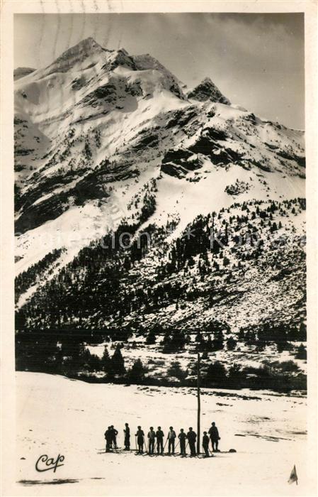 Gavarnie Hautes-Pyrenees Skieurs a La Prade Le Pic des Sarradets