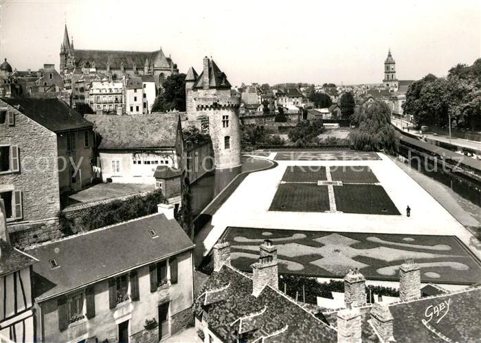 Vannes 56 Tour du Cannetable de Richemont a l’arriere plan la Cathedrale et le C