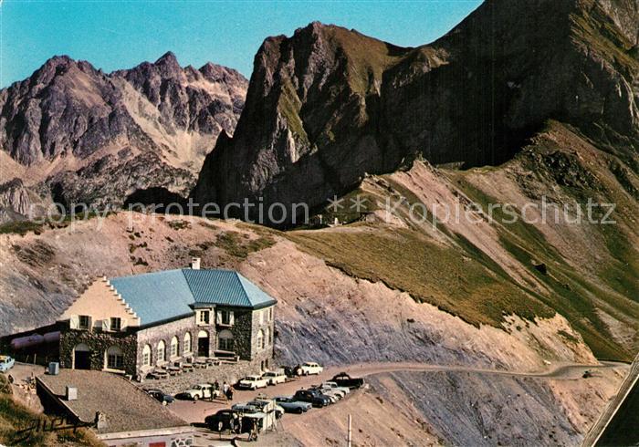 Col du Tourmalet Hotellerie et le depart de la descente sur Bareges Au fond le P