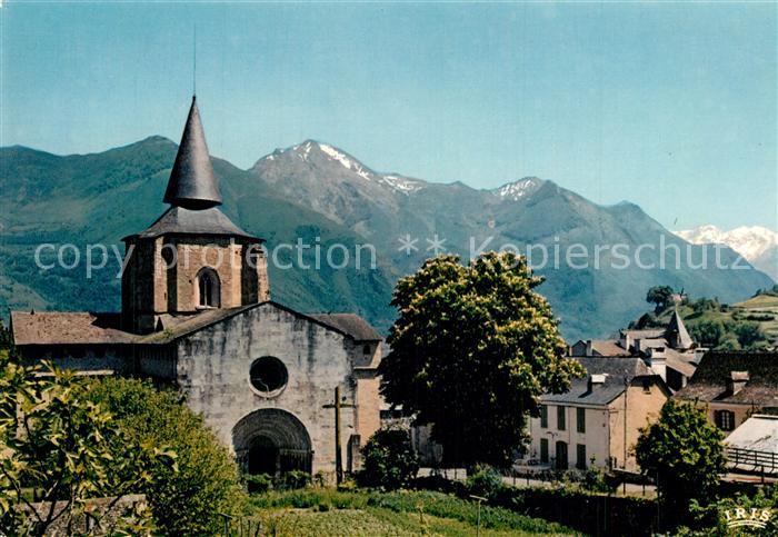 Saint-Savin Hautes-Pyrenees Eglise XIIe siecle la facade et la port