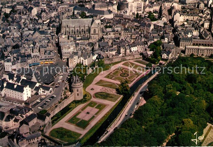 Vannes 56 Les jardins devant les remparts et la C